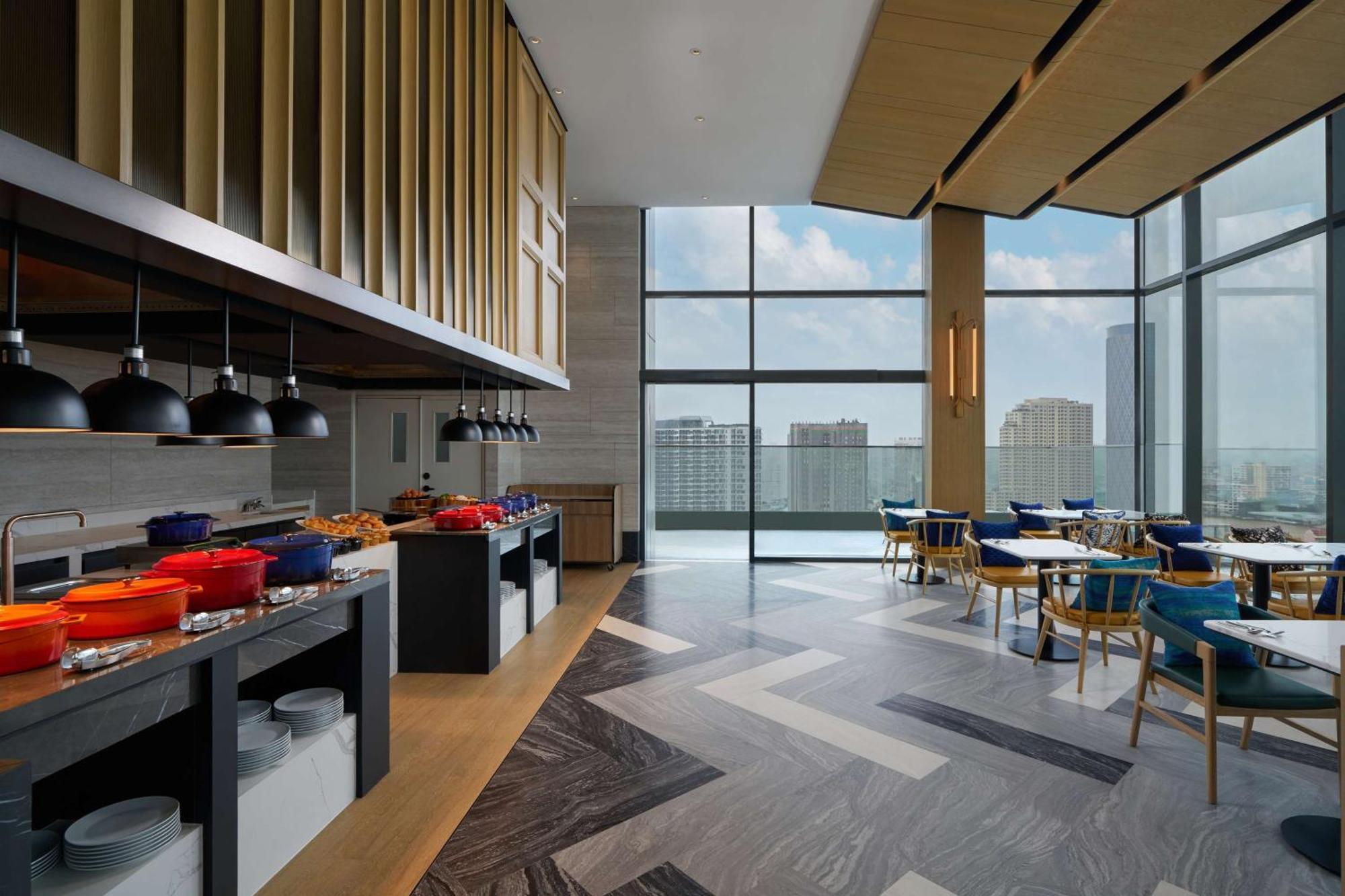 Hilton Garden Inn Bangkok Riverside Buitenkant foto